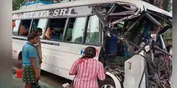 ഹൈദരാബാദിൽ ബസ് ട്രക്കിൽ ഇടിച്ച് മൂന്ന് മരണം; 14 പേർക്ക് പരിക്കേറ്റു