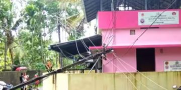 ശക്തമായ കാറ്റിലും മഴയിലും ആലപ്പുഴ ജില്ലയിൽ നാശനഷ്ടങ്ങൾ; ഇലക്ട്രിക് പോസ്റ്റും, മരങ്ങളും കടപുഴകി വീണു