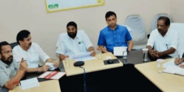 ചൂരൽമലയിലെ കൺട്രോൾ റൂം കേന്ദ്രീകരിച്ച് മെഡിക്കൽ പോയിന്റും ഓക്സിജൻ ആംബുലൻസും ഒരുക്കാൻ മന്ത്രിതല യോഗ തീരുമാനം