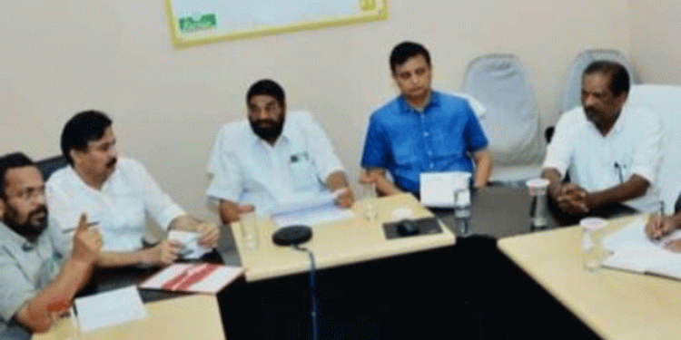 ചൂരൽമലയിലെ കൺട്രോൾ റൂം കേന്ദ്രീകരിച്ച് മെഡിക്കൽ പോയിന്റും ഓക്സിജൻ ആംബുലൻസും ഒരുക്കാൻ മന്ത്രിതല യോഗ തീരുമാനം