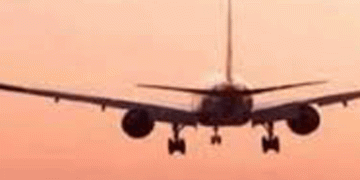 ലാന്‍ഡിങിനിടെ വിമാനത്തില്‍ പുക ; ഹൈഡ്രോളിക് സംവിധാനത്തിലെ ഓയില്‍ ചോര്‍ച്ചയെന്ന് വിശദീകരണം