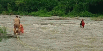 പാലക്കാട് ചിറ്റൂർ പുഴയിൽ രണ്ടു കുട്ടികൾ കുടുങ്ങി