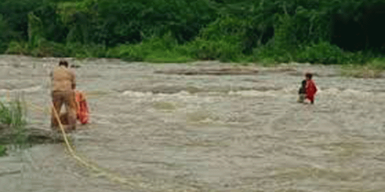 പാലക്കാട് ചിറ്റൂർ പുഴയിൽ രണ്ടു കുട്ടികൾ കുടുങ്ങി