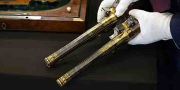 ‘സ്വർണം കെട്ടിയ തോക്കുകൾ’; നെപ്പോളിയൻ ചക്രവർത്തി ജീവനെടുക്കാനായി സൂക്ഷിച്ച തോക്കുകൾ വിറ്റുപോയത് 15 കോടിയ്ക്ക്