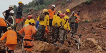 അർജുനായി രക്ഷാദൗത്യം ; മെറ്റൽ‌ ഡിറ്റക്ടർ പരിശോധനയിൽ ലോഹ സാന്നിധ്യത്തിന്റെ സി​ഗ്നൽ ലഭിച്ചെന്ന് വിവരം