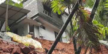 ശക്തമായ മഴയില്‍ സംരക്ഷണ ഭിത്തി തകര്‍ന്ന് രണ്ട് വീടുകള്‍ അപകട ഭീഷണിയില്‍