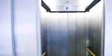 രണ്ട് നില പിന്നിട്ട ശേഷം ലിഫ്റ്റ് നിയന്ത്രണം വിട്ട് താഴേക്ക് പതിച്ചു; യുവതി രക്ഷപ്പെട്ടത് തലനാരിഴയ്ക്ക്