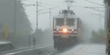 മഴ തുടരുന്നു ;  4 ട്രെയിനുകൾ പൂർണമായും 10 എണ്ണം ഭാ​ഗികമായും റദ്ദാക്കി