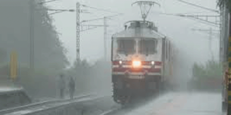 മഴ തുടരുന്നു ; 4 ട്രെയിനുകൾ പൂർണമായും 10 എണ്ണം ഭാഗികമായും റദ്ദാക്കി