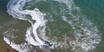 പെൺമക്കളോടിച്ച ജെറ്റ് സ്കീയിടിച്ച് കടലിലേക്ക് തെറിച്ച് വീണ് അമ്മ, 47കാരിക്ക് ദാരുണാന്ത്യം