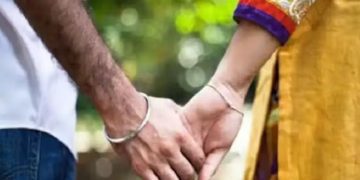 ദളിത് യുവാവിനൊപ്പം ഇതര വിഭാഗത്തിലെ യുവതി ഒളിച്ചോടി, യുവാവിന്റെ അമ്മയെ ബന്ധിയാക്കി യുവതിയുടെ ബന്ധുക്കൾ