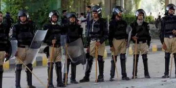 രാത്രിയിൽ പൊലീസ് വാഹനം വളഞ്ഞ് കവർച്ചാ സംഘത്തിന്റെ ആക്രമണം, പാകിസ്ഥാനിൽ 12 പൊലീസുകാർക്ക് ദാരുണാന്ത്യം