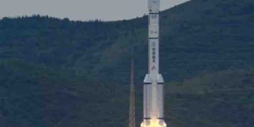 ചൈനീസ് റോക്കറ്റ് 900ത്തിലധികം കഷണങ്ങളായി ചിന്നിച്ചിതറി; സാറ്റ്‌ലൈറ്റുകള്‍ക്ക് വന്‍ ഭീഷണി! ആശങ്കയില്‍ ലോകം