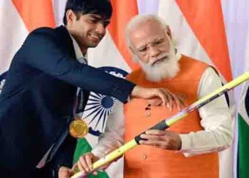 നീരജ് വീണ്ടും മിടുക്ക് കാണിച്ചു! ജാവലിന്‍ വെള്ളി നേടിയത്തിന് പിന്നാലെ താരത്തെ അഭിനന്ദിച്ച് മോദി