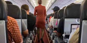 വിമാനത്തിനുള്ളിൽ അസഹ്യമായ നാറ്റം, നോക്കിയപ്പോൾ കണ്ടത് മുൻ സീറ്റിലിരുന്ന് കുട്ടിയുടെ ഡയപ്പർ മാറ്റുന്നത്