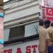 നടന്നുപോകുന്നതിനിടെ കെട്ടിടത്തിൽ നിന്നും ഗ്ലാസ് തകര്ന്ന് വഴിയാത്രക്കാരന്റെ തലയിലേക്ക് വീണു; ഗുരുതര പരിക്ക്