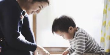 കുട്ടികളെ നോക്കാൻ പ്രൊഫഷണൽ അമ്മയും അച്ഛനും, ‘വാടക’യ്ക്കെടുത്ത് സമ്പന്നർ, ശമ്പളം ഒരുലക്ഷം  വരെ