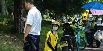 ഡെലിവറി ബോയിയെ മുട്ടുകുത്തിച്ചു മാപ്പ് പറയിച്ചു, ചൈനയിൽ വൻ പ്രതിഷേധം