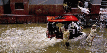 ഡൽഹിയിലെ മഴക്കെടുതിയിൽ അമ്മയും കുഞ്ഞും മരിച്ചു