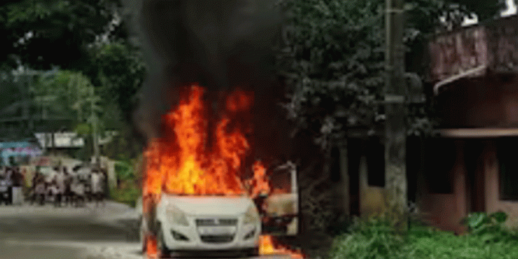ഓടുന്ന കാറിന് തീപിടിച്ചു ; ആറംഗ കുടുംബം അത്ഭുതകരമായി രക്ഷപെട്ടു