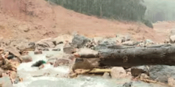 ഉരുള്‍പൊട്ടലുണ്ടായ മുണ്ടക്കൈ മേഖലയില്‍ അതിശക്തമായ മഴ