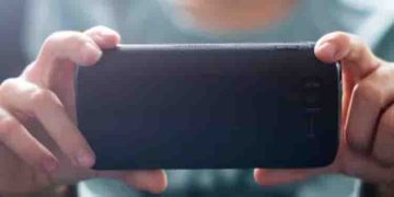 കാമുകനുമൊത്തുള്ള സ്നേഹ പ്രകടനങ്ങൾ ഭർത്താവ് ക്യാമറയിൽ പകർത്തി പ്രചരിപ്പിച്ചെന്ന് യുവതിയുടെ ആരോപണം; കേസെടുത്തു