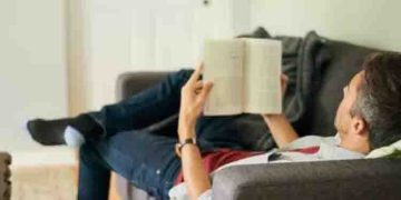 മോഷ്ടിക്കാൻ കയറി, പുസ്തകം വായിച്ചിരുന്നുപോയ കള്ളൻ പിടിയിൽ, പുസ്തകത്തിന്റെ കോപ്പി നൽകുമെന്ന് എഴുത്തുകാരനും