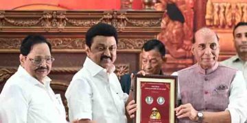 തമിഴ്നാട് രാഷ്ട്രീയത്തിൽ ചൂടേറിയ ചർച്ചകൾക്ക് വഴിതുറന്ന് കരുണാനിധി സ്മാരകത്തിലെ ബിജെപി നേതാക്കളുടെ സാന്നിധ്യം