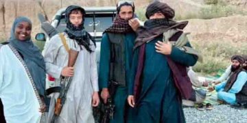 തോക്കേന്തിയ താലിബാനികളുമൊത്ത് പുഞ്ചിരിച്ച് കൊണ്ട് യുവതിയുടെ സെൽഫി; വിമർശനവുമായി സോഷ്യൽ മീഡിയ