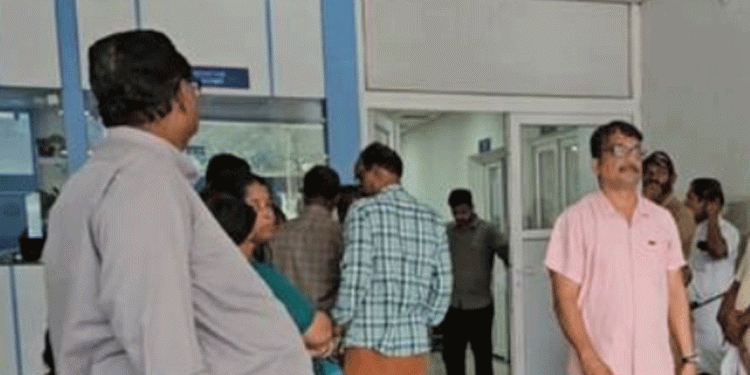 തൃശ്ശൂർ വലപ്പാട് ഹോട്ടലിൽ പാചകം ചെയ്യുന്നതിനിടെ പ്രഷർ കുക്കർ പൊട്ടിത്തെറിച്ച് രണ്ട് സ്ത്രീകൾക്ക് പരിക്കേറ്റു