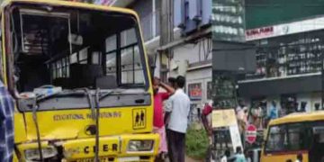തിരുവമ്പാടിയിൽ സ്കൂൾ ബസ് അപകടത്തിൽപെട്ടു, 18 കുട്ടികൾക്ക് പരിക്ക്; വിദ്യാർത്ഥികളെ ആശുപത്രിയിൽ പ്രവേശിപ്പിച്ചു