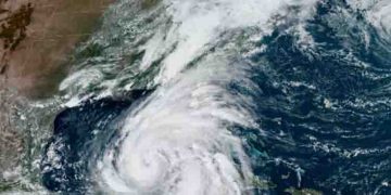 മണിക്കൂറിൽ 209 കി.മീ വേഗം, അത്യന്തം അപകടകാരിയായ ഹെലൻ ചുഴലിക്കാറ്റ് കര തൊട്ടു; 8 ലക്ഷത്തോളം വീടുകൾ ഇരുട്ടിലായി