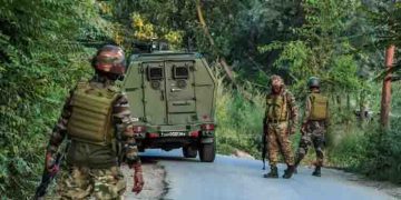 ജമ്മു കശ്മീരിൽ ഭീകരരും സുരക്ഷാ സേനയും തമ്മിൽ ഏറ്റുമുട്ടൽ; അവന്തിപോരയിൽ ഐഇഡിയും ആയുധങ്ങളും പിടികൂടി