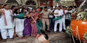 വന്ദേഭാരത് ഉദ്ഘാടന വേദിയിൽ തിക്കും തിരക്കും, വനിതാ എംഎൽഎ ട്രാക്കിലേക്ക് വീണു, രക്ഷപ്പെട്ടത് തലനാരിഴക്ക്