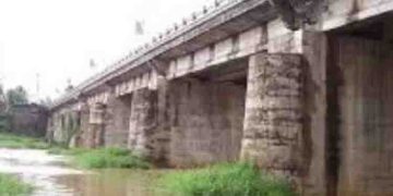 പാലത്തിൽ നിർത്തിയിട്ട സ്കൂട്ടറിൽ യുവാവ്, സമീപം ​ഗർഭിണിയായ യുവതി, വൈശാഖിന്റെ സംശയം രക്ഷിച്ചത് രണ്ട് ജീവനുകൾ!