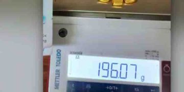 ക്വാലാലംപൂർ ടൂ കൊച്ചി, ചെരുപ്പിനുള്ളിൽ രഹസ്യം ഒളിപ്പിച്ച് യാത്രക്കാരി; കുറച്ചൊന്നുമല്ല, പിടിച്ചത് സ്വർണം