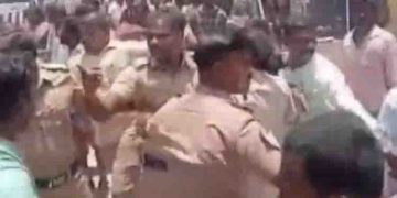 പട്ടാപ്പകൽ വനിതാ ഡിഎസ്പിയുടെ മുടി പിടിച്ച് വലിച്ച് മർദ്ദിച്ച് പ്രതിഷേധക്കാർ, അറസ്റ്റ്