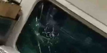 ഓടിക്കൊണ്ടിരിക്കെ ട്രെയിനിന് നേരെ കല്ലേറ്; നിരവധി യാത്രക്കാർക്ക് പരിക്ക്, ജനൽ ചില്ലുകൾ തകർന്നു