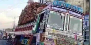 തടിയുമായി വന്ന ലോറി ഒരു വശത്തേക്ക് ചെരിഞ്ഞു, ടയർ ഊരിത്തെറിച്ച് സമീപത്തെ എടിഎം സെന്ററിന്റെ വാതിൽ തകർന്നു