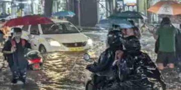 സ്കൂളുകൾക്കും കോളജുകൾക്കും അവധി, വിമാനങ്ങൾ വഴിതിരിച്ചുവിട്ടു; മഴയിൽ മുങ്ങി മുംബൈ