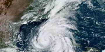 നഗരങ്ങളിൽ അടിയന്തരാവസ്ഥ, വൈദ്യുതി ബന്ധമില്ല, ‘ഹെലീൻ’ ആഞ്ഞടിച്ചു, റദ്ദാക്കിയത് നൂറിലേറെ വിമാനങ്ങൾ