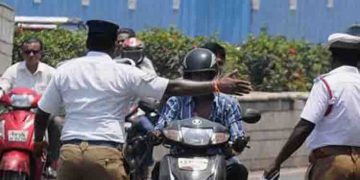 ഇത്തരം ഡ്രൈവർമാരുടെ ഫോട്ടോയും വീഡിയോയും അയച്ചാൽ പൊലീസ് വക സമ്മാനം 50,000 രൂപ!