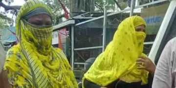 റെയിൽവേ സ്റ്റേഷൻ പരിസരത്ത് 2 സ്ത്രീകൾ, പൊലീസിന് സംശയം, ചോദ്യംചെയ്തു, പൊക്കിയത് 12 കിലോ കഞ്ചാവ്