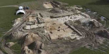 5,000 വര്‍ഷം പഴക്കം; മേല്‍ക്കൂരയോട് കൂടിയ രണ്ട് നിലയുള്ള ഹാള്‍ കണ്ടെത്തി, ഒപ്പം എട്ടോളം വീടുകളും