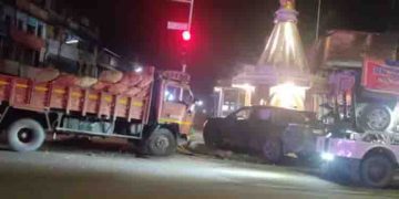 സിഗ്നലിന് സമീപം ലോറിയും കാറും കൂട്ടിയിടിച്ചു, കാർ കുരിശ്ശടിയിലേക്ക് പാഞ്ഞുകയറി കൈവരികൾ തകർന്നു