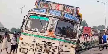 തൊഴിലാളികൾ സഞ്ചരിച്ച വാഹനത്തിന് പിന്നിൽ നിയന്ത്രണം വിട്ട ട്രക്കിടിച്ചു; 10 പേർക്ക് ദാരുണാന്ത്യം