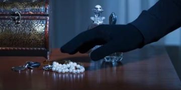 വയോധികനായ ശാസ്ത്രജ്ഞനെയും ഭാര്യയെയും പട്ടാപ്പകൽ ബന്ദികളാക്കി, കൊറിയർ ബോയ്സെന്ന് പറഞ്ഞെത്തിയവർ കവർന്നത് 2 കോടി