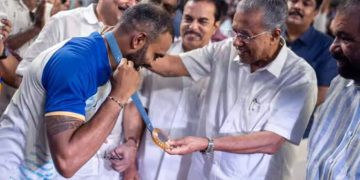 ‌’ഏതൊരു കായികതാരത്തിനും മാതൃകയാക്കാവുന്ന ജീവിതം’; ശ്രീജേഷിനെ പ്രശംസിച്ച് മുഖ്യമന്ത്രി, 2 കോടി കൈമാറി