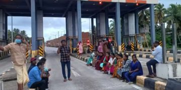 ജീവനക്കാർ അറിയാതെ കരാർ പിന്മാറ്റം, ആനുകൂല്യം നിഷേധിച്ചു; തിരുവല്ലത്ത് ടോൾ പ്ലാസയിൽ പണിമുടക്കി പ്രതിഷേധം