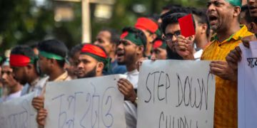 ഹസീനയുടെ രാജിക്കത്ത് പുകയുന്നു; ബം​ഗ്ലാദേശിൽ വീണ്ടും പ്രക്ഷോഭം, പ്രസിഡന്റിന്റെ വസതിയിലേക്ക് കയറാൻ ശ്രമം